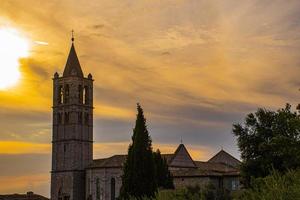 st. chiara chiesa di assisi, umbria, italia al tramonto con le nuvole