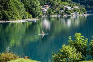Lago di Ledro in una soleggiata giornata estiva vicino a Trento, Italia