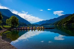Lago di Ledro in una soleggiata giornata estiva vicino a Trento, Italia