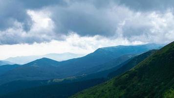 panorama delle montagne carpatiche di verdi colline in montagna estiva