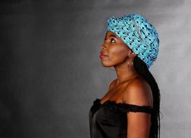 giovane ragazza nera in sciarpa blu testa cercando studio shot donna africana foto