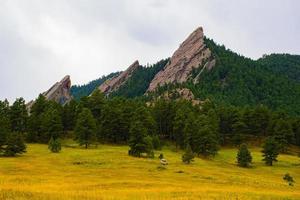 flatirons scure montagne di granito nel parco chautauqua in boulder colorado foto