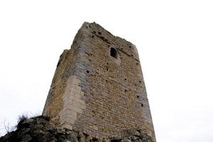 torre in pietra e mattoni foto