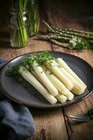 moderno stile tradizionalmente al vapore bianca asparago con burro salsa e crescione servito avvicinamento su un' nordico design piatto, creare ai foto