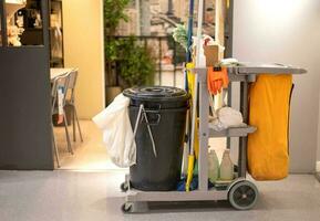 pulizia utensili carrello e attrezzatura parcheggiata passerella a il pubblico la zona per preparare pulizia. foto