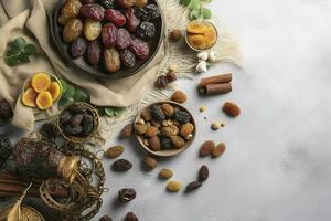eid al-Fitr vacanza concetto con dolce secco date, frutta e decorazioni su luminosa sfondo. superiore Visualizza a partire dal sopra, creare ai foto