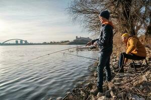 padre e figlio che pescano insieme foto