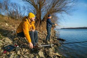 padre e figlio che pescano insieme foto