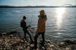 padre e figlio che pescano insieme foto