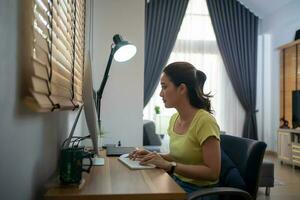 donna Lavorando nel il casa , freelance donna Lavorando concetto foto