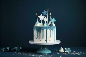 bianca compleanno gocciolare torta con alzavola ganache, stella toppers e divertimento candele al di sopra di buio blu sfondo, creare ai foto