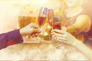 Due bicchieri di Champagne con luci nel il sfondo. Natale sfondo foto