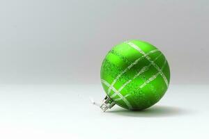 singolo verde Natale albero palla decorazione isolato al di sopra di il bianca sfondo, foto