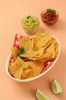 tortilla Mais patatine fritte con guacamole e salsa salsa foto