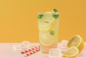 fresco limonata con cilindro ghiaccio con menta foglia, fresco estate bevanda foto