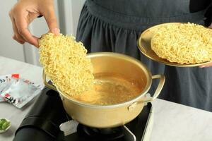 bollente coreano immediato spaghetto speziato ramyeon su coreano oro padella foto