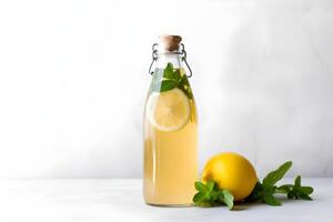 bottiglia di kombucha con Limone e menta su bianca sfondo con copia spazio. ai generato. foto