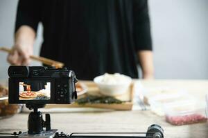 persone utilizzando digitale telecamera assunzione cibo fotografia o video studio produzione foto