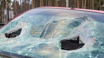 rotto parabrezza a partire dal un' auto incidente. il parabrezza di il auto era rotte. rotto A prova di vento auto incidente. auto incidente. un' finestra riparazione azienda volontà venire per voi per sostituire il rotto bicchiere. foto