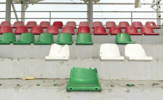 guerra nel Ucraina. rotto plastica panchine per fan su il podio, nel un' distrutto calcio stadio nel un' figli di calcio scuola. il conseguenze di bombardamento a partire dal artiglieria. foto