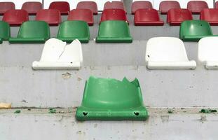 guerra nel Ucraina. esplose calcio stadio come un' risultato di razzo attacco. rotto panchine per fan nel il sta. distrutto sta di il stadio. rotto fan sedili. foto