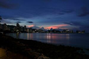 barella guidare Penang di il mare a crepuscolo sera rosso cielo foto