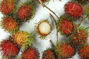 frutta rambutan su sfondo bianco foto