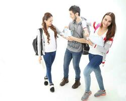 yong Sud est asiatico mezzo orientale caucasico gioventù uomo donna nel casuale vestito camminare parlare divertimento sedersi a tavolo libro taccuino penna il computer portatile computer studia pensare leggere su bianca sfondo foto