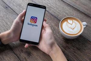 chiang mai, thailandia, 11 maggio 2019, man mano che tiene oneplus 6 con schermata di accesso dell'applicazione instagram foto