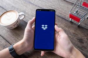 chiang mai, thailandia, 11 maggio 2019, man mano che tiene oneplus 6 con schermata di accesso dell'applicazione dropbox foto