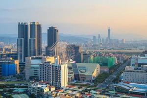 skyline della città di taipei con ruota panoramica al tramonto foto