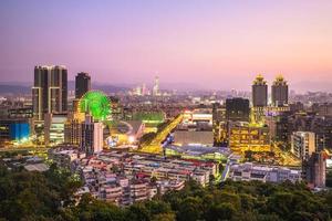 skyline della città di taipei di notte con la ruota panoramica foto