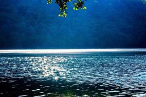 lago di levico in italia foto