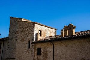 case in pietra e mattoni con cieli blu a gubbio, umbria, italia foto