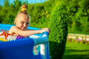 sorridente ragazza nel un' nuoto piscina foto