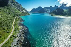 panoramico lofoten arcipelago strada nel settentrionale regioni di il Norvegia foto