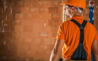 costruzione industria lavoratore nel arancia difficile cappello e maglietta foto