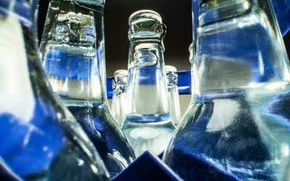 bottiglie di minerale acqua nel plastica Astuccio. foto