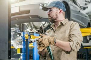 auto meccanico Selezione giusto utensili per un' lavoro foto