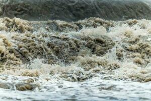 alluvione onda acqua disastro foto