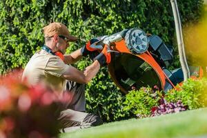 professionale giardiniere controllo il suo prato falciatore foto