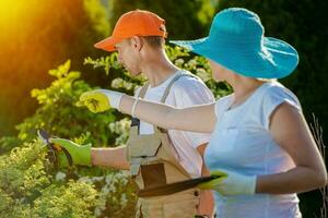 coppia e loro giardino foto