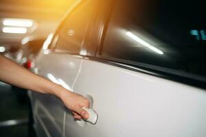 attività commerciale donna mano Aperto persona bianca macchina. automobile veicolo femmina proprietario attraente un' porta maneggiare. autista, servizio, serratura, settore automobilistico assicurazione concetto. foto