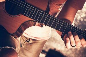 musicista con acustico chitarra foto