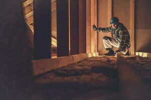 lavoratore e il suo di legno Attico lavoro foto