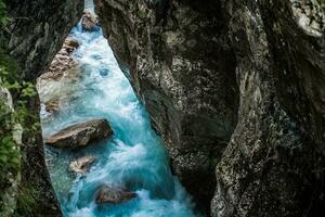 in profondità gola montagna fiume foto