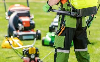 professionale giardiniere e il suo giardino attrezzatura foto