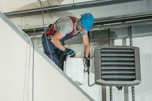 HVAC tecnico installazione nuovo magazzino aria e acqua riscaldatori foto