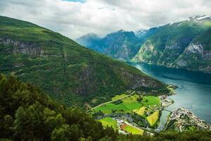 aurlandsvangen fiordo scenario foto