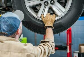 auto servizio lavoratore è di per modificare freno dischi e frenata pastiglie foto